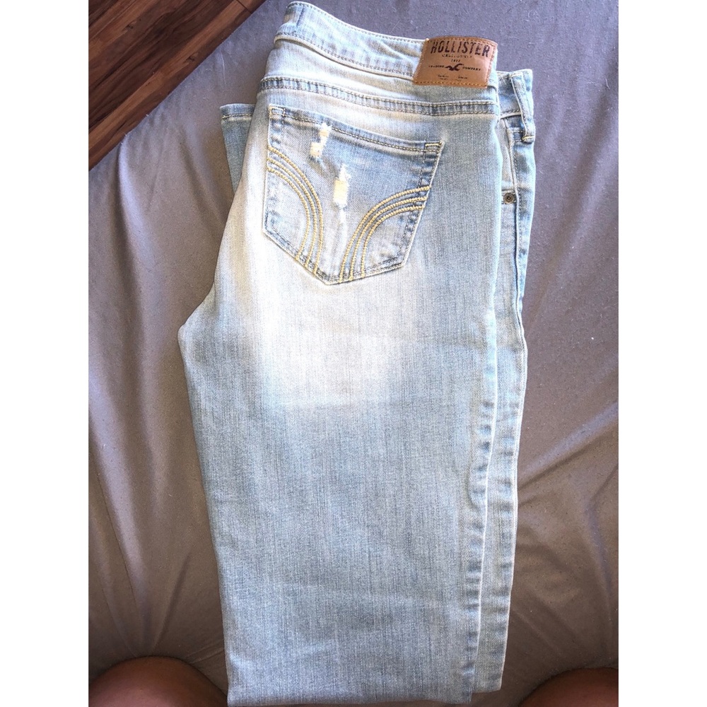 Size 9R Hollister Boot Cut Jeans 😍